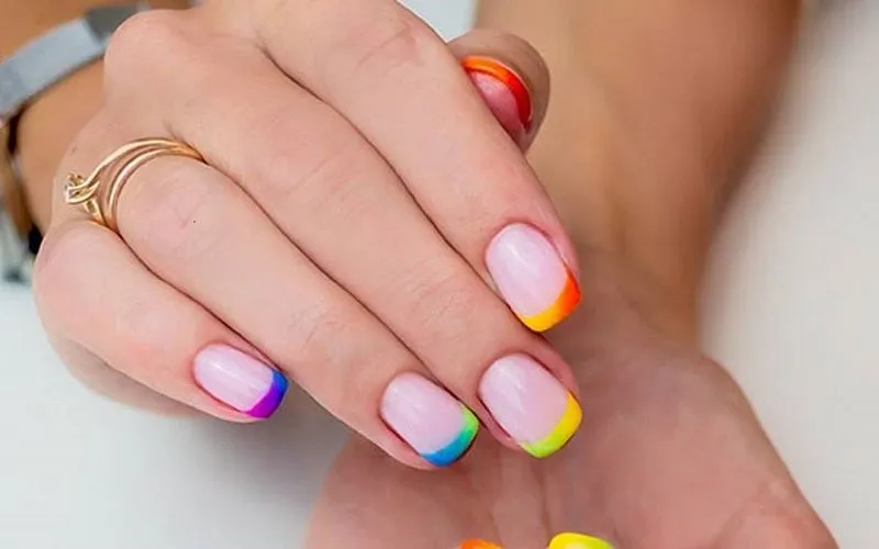 Khám phá ngay 20 mẫu nail cầu vồng dẫn đầu xu hướng