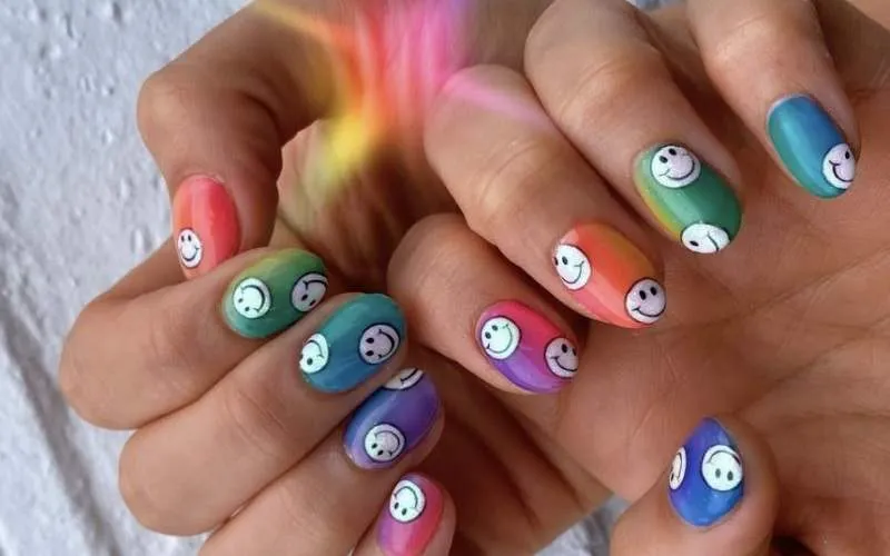 Khám phá ngay 20 mẫu nail cầu vồng dẫn đầu xu hướng