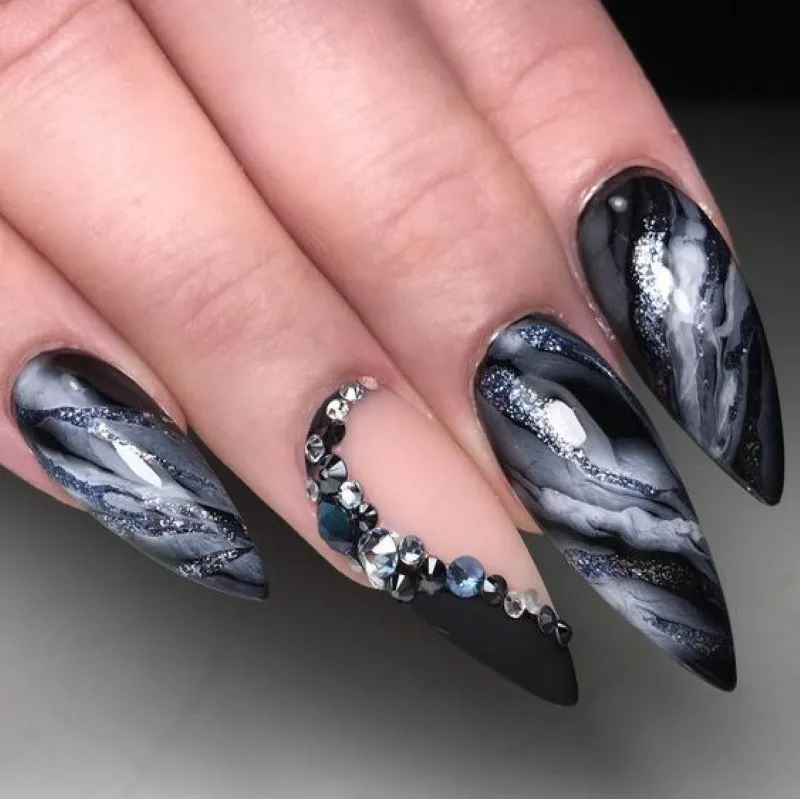 Mẫu nail Halloween ma mị và quyến rũ