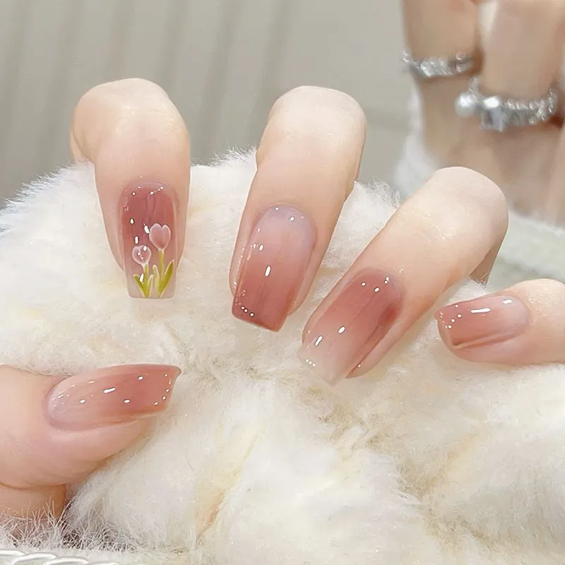 Mẫu nail hoa tulip vẻ đẹp tinh khôi