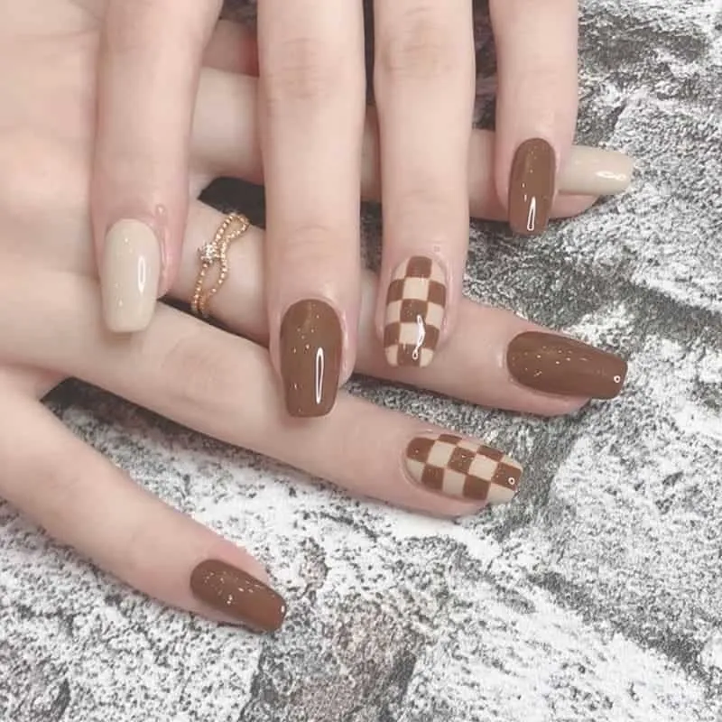 Mẫu nail màu nâu đơn giản- sự lựa chọn cho cô nàng thanh lịch