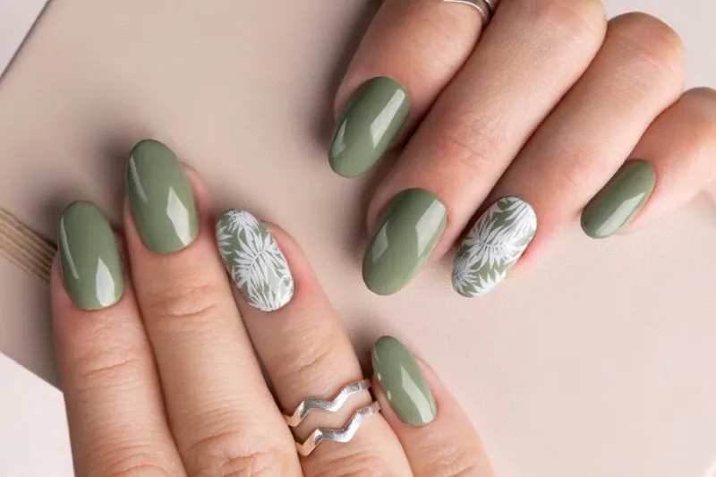 Mẫu nail xanh lá cho ngày hè từ dịu dàng đến cá tính