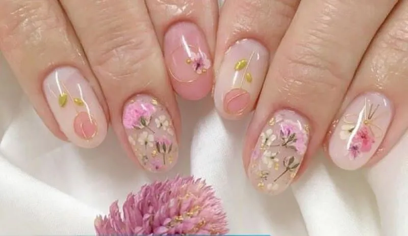 Nail ẩn hoa khô là gì? Các loại hoa khô nào phổ biến cho nail art?