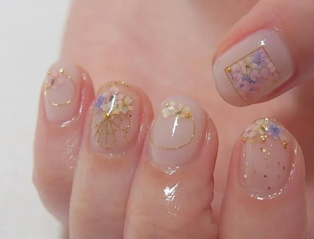 Nail ẩn hoa khô là gì? Các loại hoa khô nào phổ biến cho nail art?