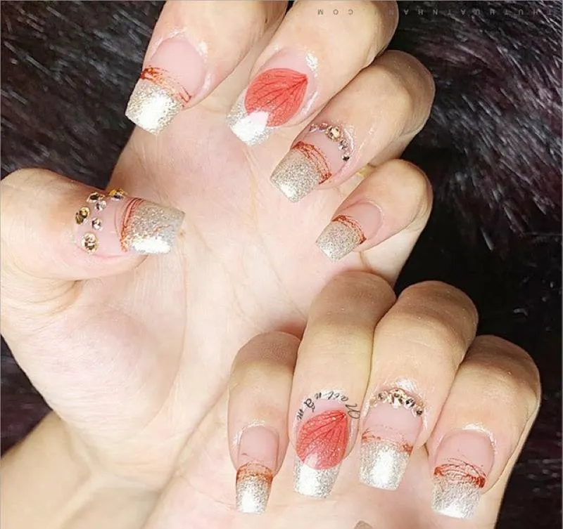 Nail ẩn hoa khô là gì? Các loại hoa khô nào phổ biến cho nail art?