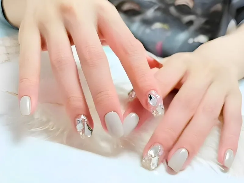 Nail màu bạc khúc biến tấu bất tận