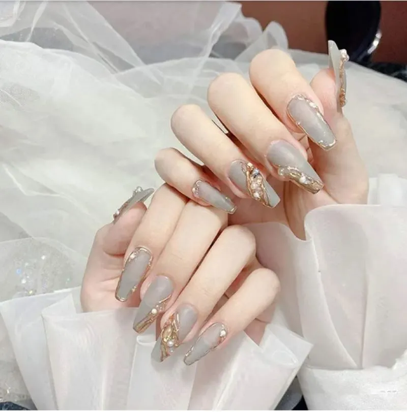 Nail màu bạc khúc biến tấu bất tận