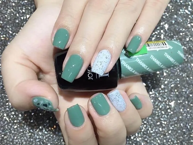 Nail màu xanh ngọc: xu hướng màu nail không thể bỏ qua