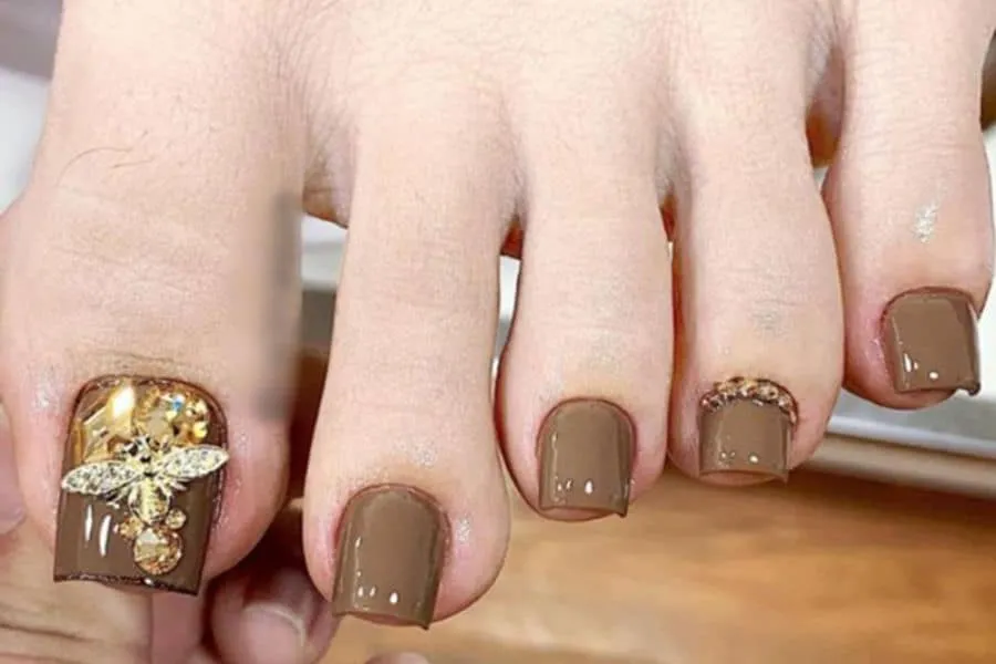 Sức hút mạnh mẽ từ nail chân đính đá sang trọng