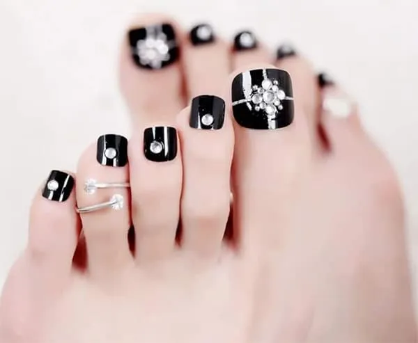 Sức hút mạnh mẽ từ nail chân đính đá sang trọng