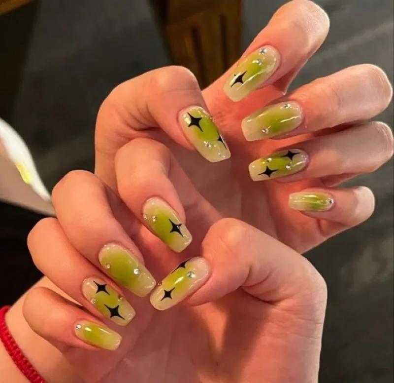 Tổng hợp các mẫu nail màu xanh lá cực hút mắt thêm sành điệu