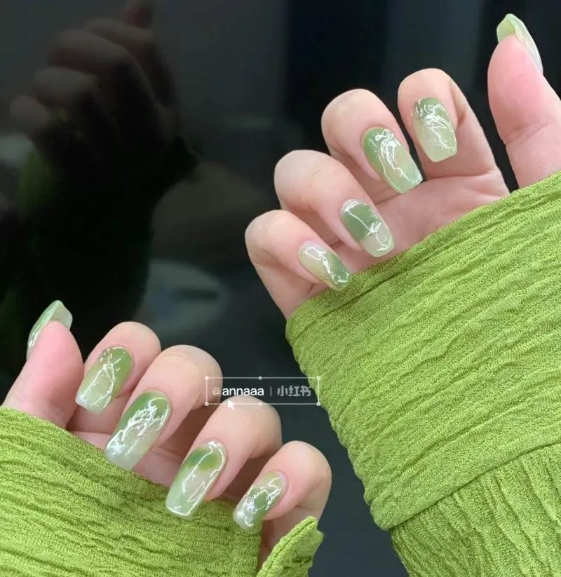 Tổng hợp các mẫu nail màu xanh lá cực hút mắt thêm sành điệu