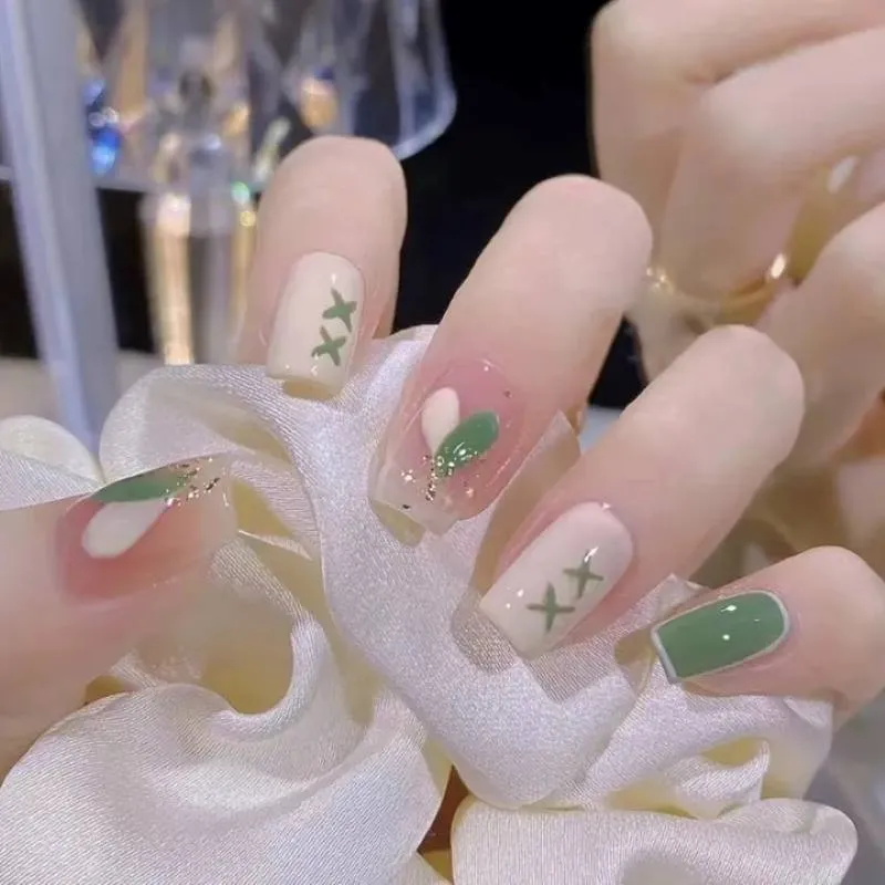 Tổng hợp các mẫu nail màu xanh lá cực hút mắt thêm sành điệu