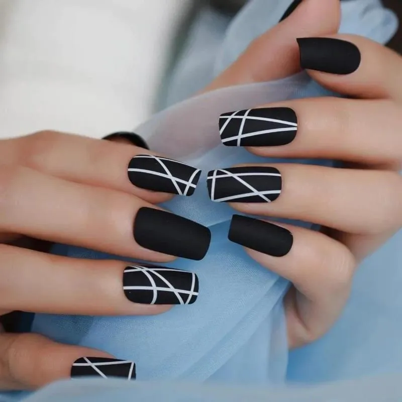 Top 20 mẫu nail màu đen sang chảnh được phái đẹp ưa chuộng nhất