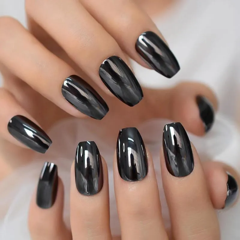 Top 20 mẫu nail màu đen sang chảnh được phái đẹp ưa chuộng nhất