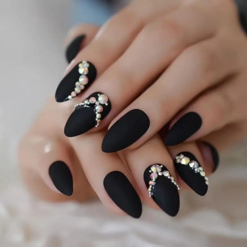 Top 20 mẫu nail màu đen sang chảnh được phái đẹp ưa chuộng nhất