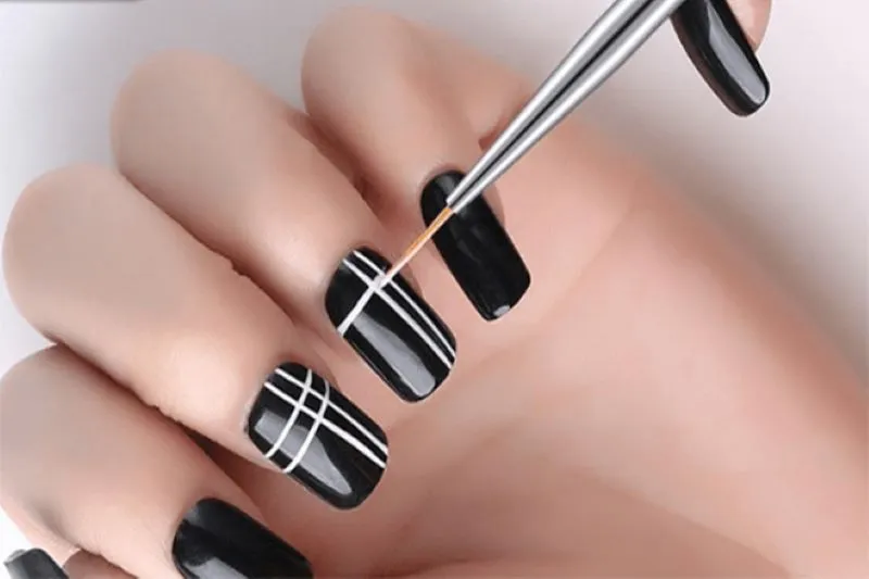 Xu hướng mẫu nail cọ nét sáng tạo